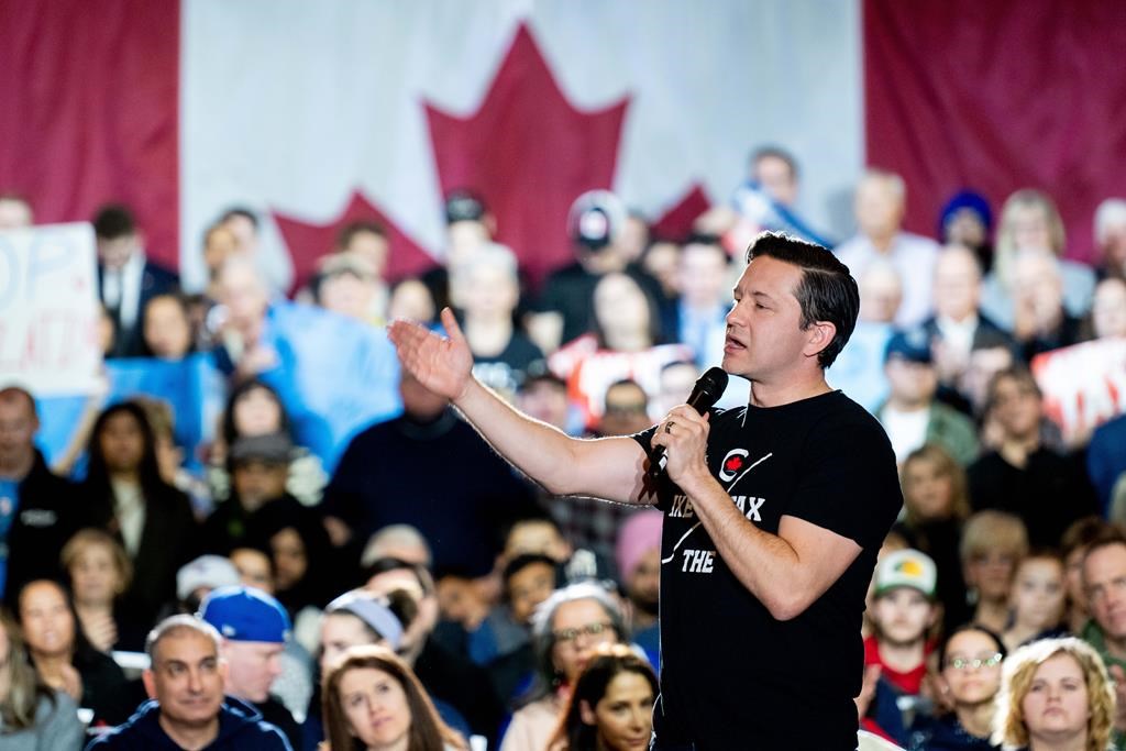 «Taxe carbone»: Justin Trudeau doit s'asseoir avec les provinces, dit Poilievre