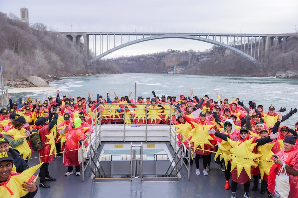 Un groupe de personnes déguisées en soleil a battu un record aux chutes du Niagara