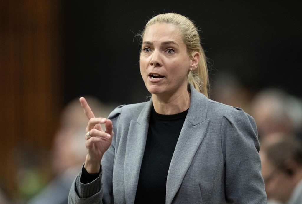 La ministre du Patrimoine canadien s'en prend aux conservateurs