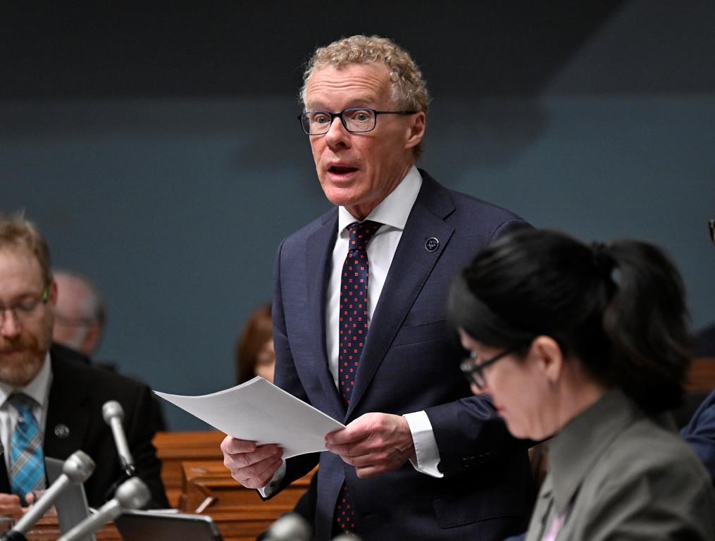 Boulet déposera un projet de loi pour réduire la paperasse des médecins de famille