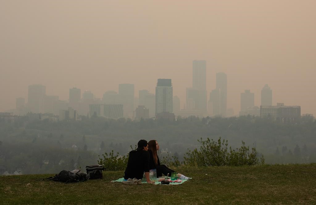 Des incendies de forêt font rage dans l’Ouest canadien, dont en Alberta et en C.-B.