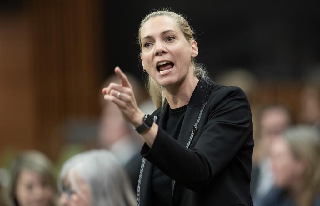 La ministre St-Onge craint un rapprochement entre CBC et Radio-Canada
