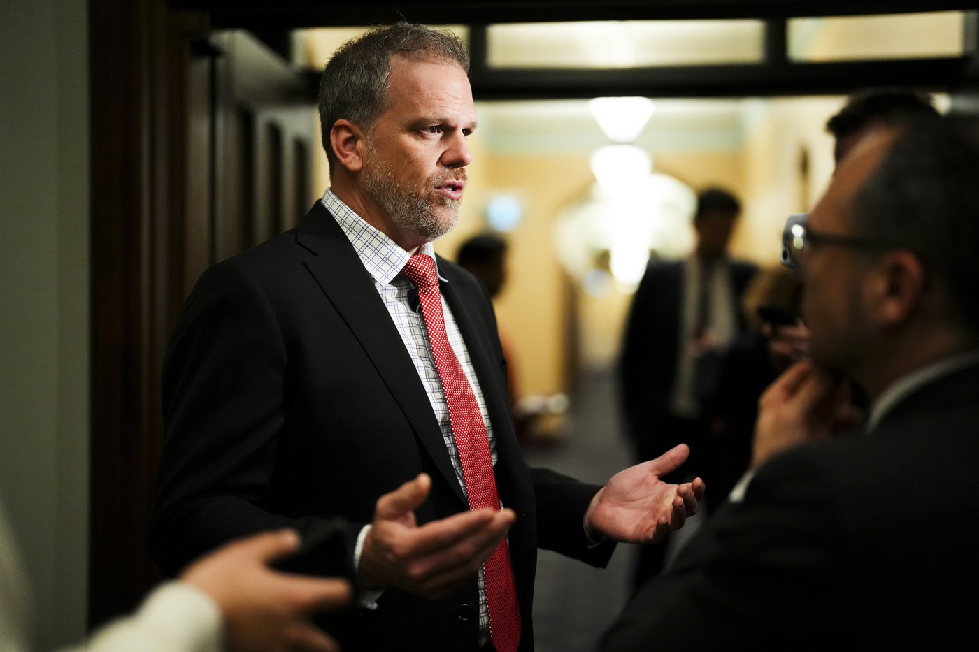 Le ministre fédéral de la Santé, Mark Holland, défend ses nouveaux pouvoirs