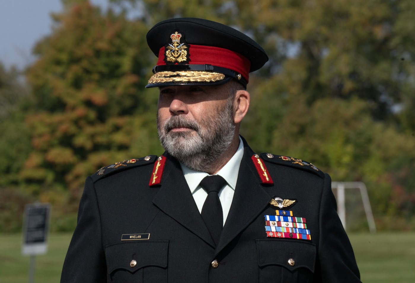 Un ancien officier militaire de haut rang poursuit le gouvernement et l'armée