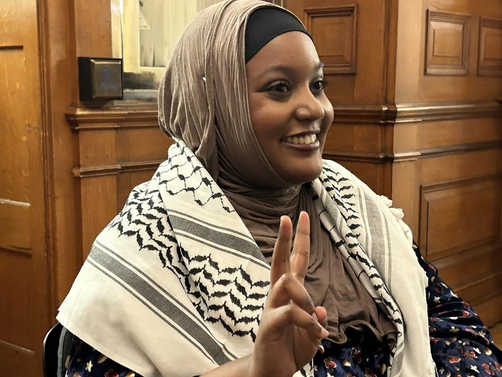 Des manifestants déployant un keffieh bannis de l'Assemblée législative de l'Ontario