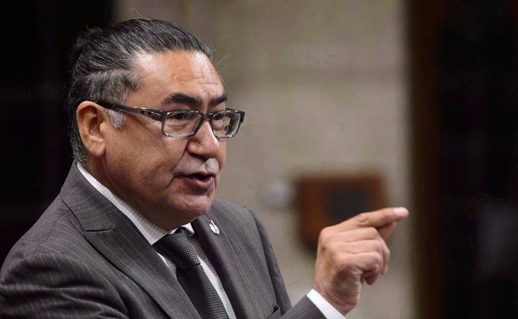 La femme qui accuse Romeo Saganash d'agression sexuelle intente une poursuite civile