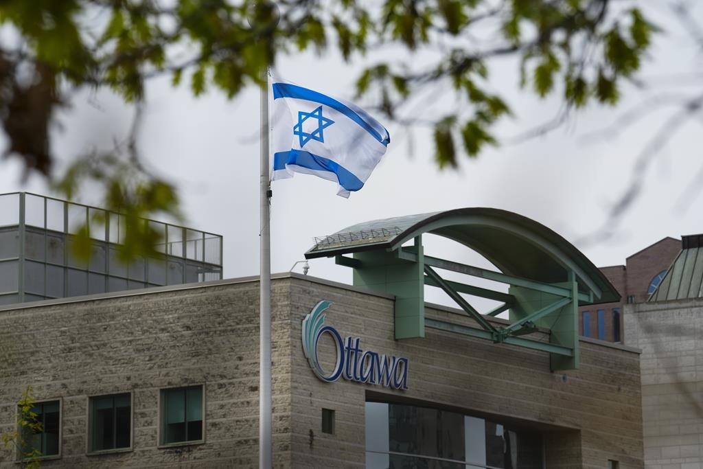 Jour de l'indépendance d'Israël: le drapeau israélien hissé sobrement à Ottawa