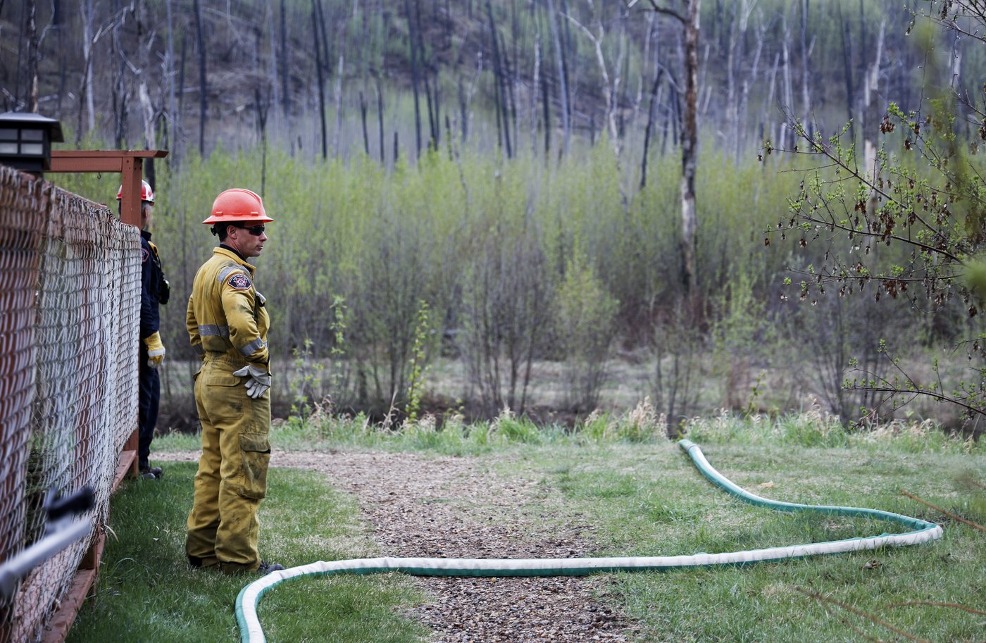 Le temps frais et humide depuis une semaine a réduit le risque d'incendie en Alberta