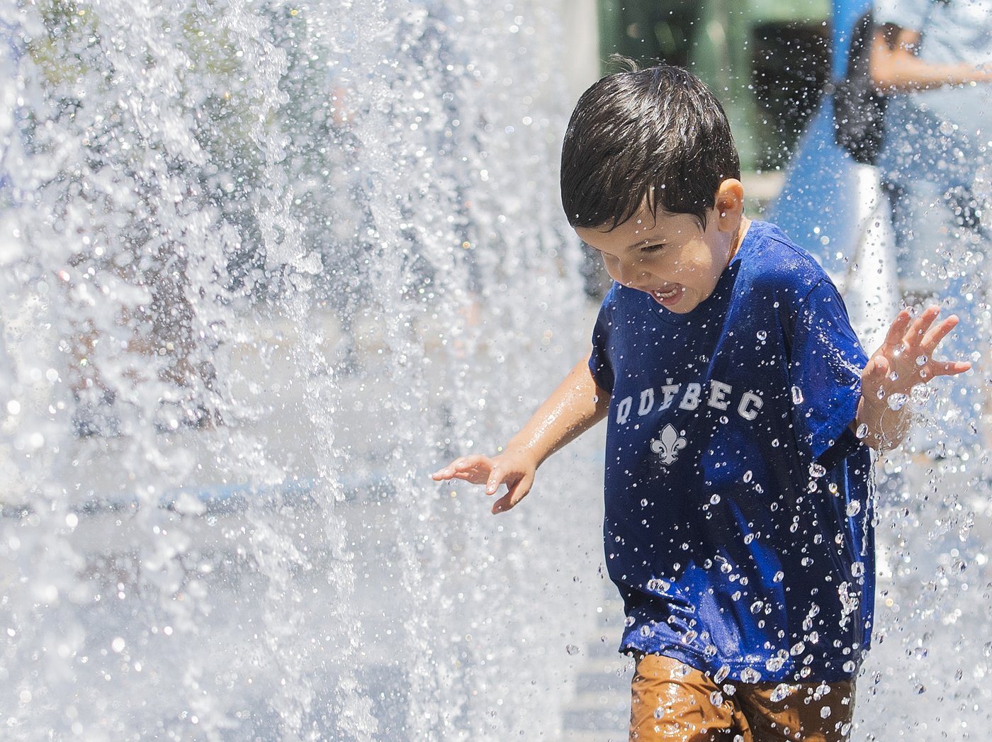 Ouverture hâtive de piscines: les villes se préparent à la vague de chaleur de mardi