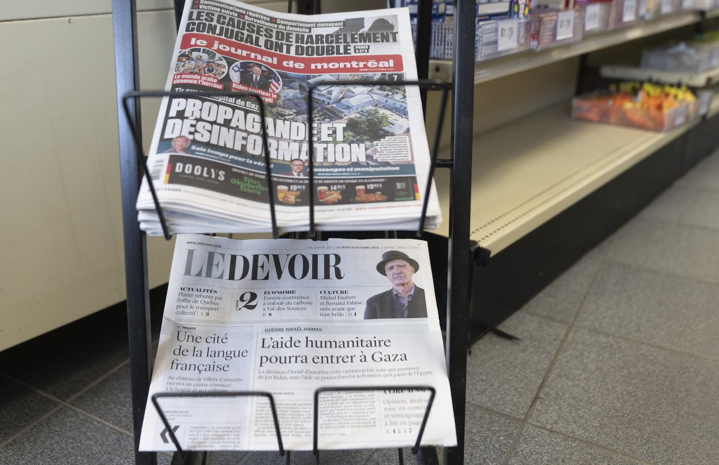 La confiance du public envers les médias d'information continue de descendre