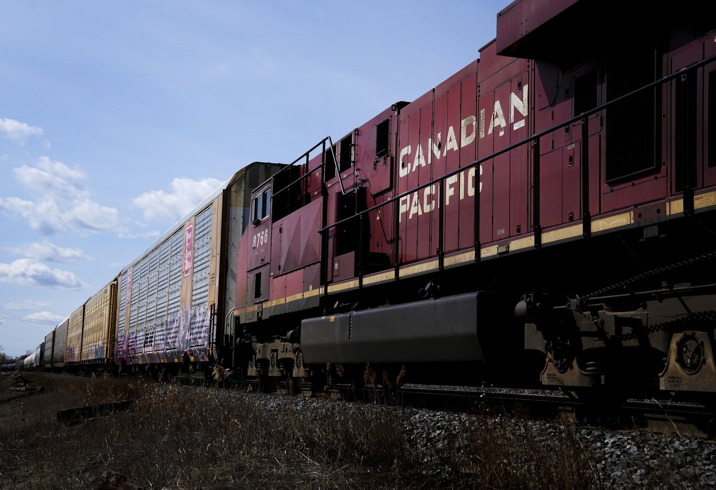 Les travailleurs du CN et du CPKC votent en faveur de la reconduction de la grève