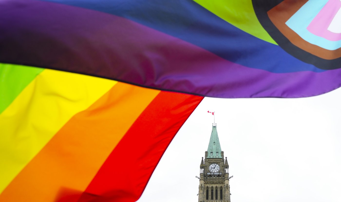 Le drapeau de la Fierté a été hissé sur la colline du Parlement, à Ottawa