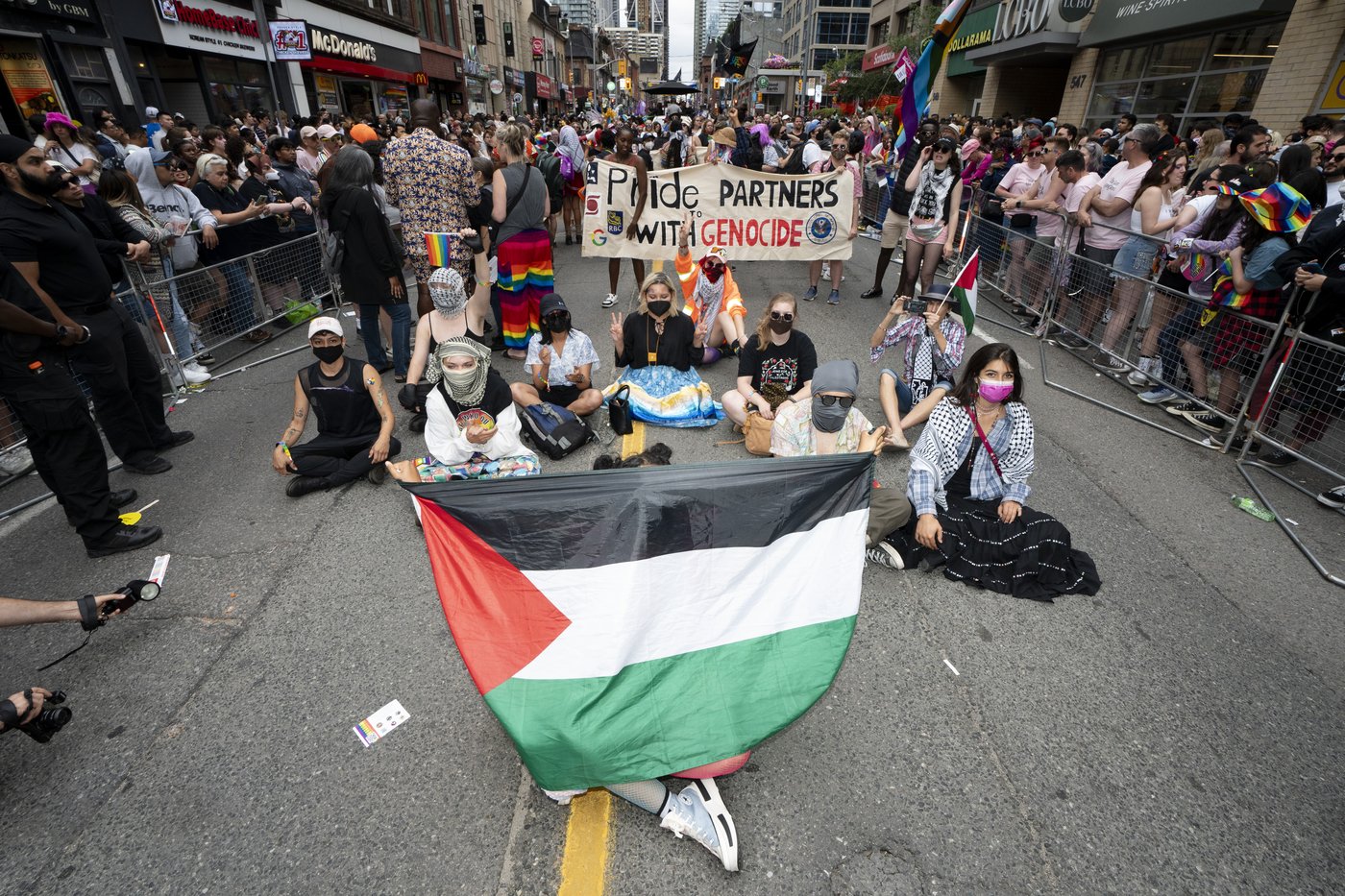 La marche des fiertés de Toronto d'abord interrompue, puis annulée