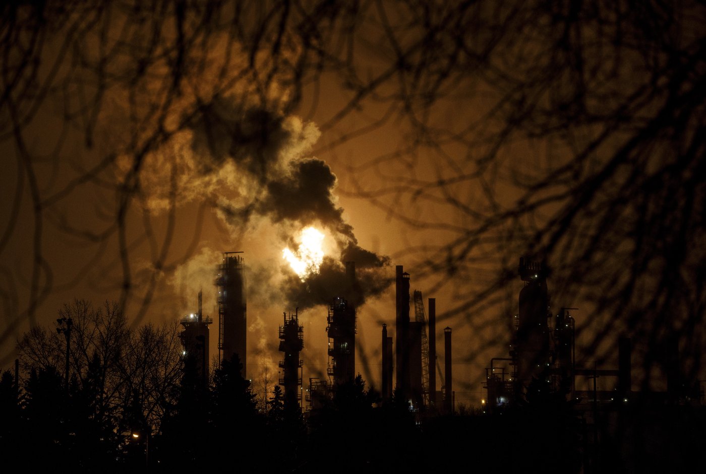 Les dirigeants des compagnies pétrolières défendent leur industrie à la Chambre