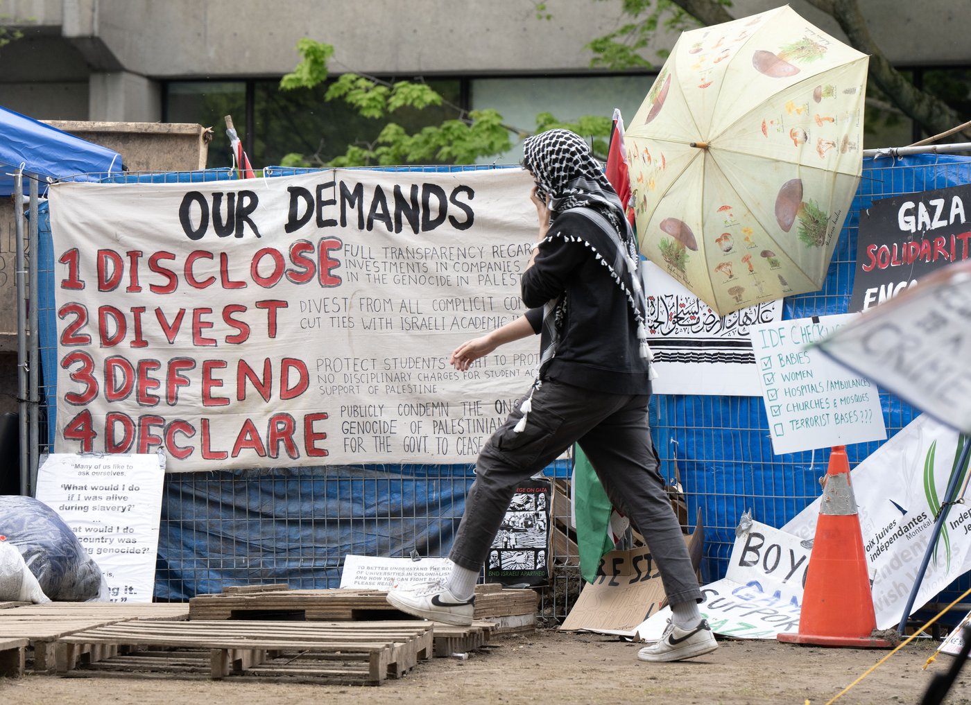 Des étudiants occupent le pavillon administratif de l'Université McGill