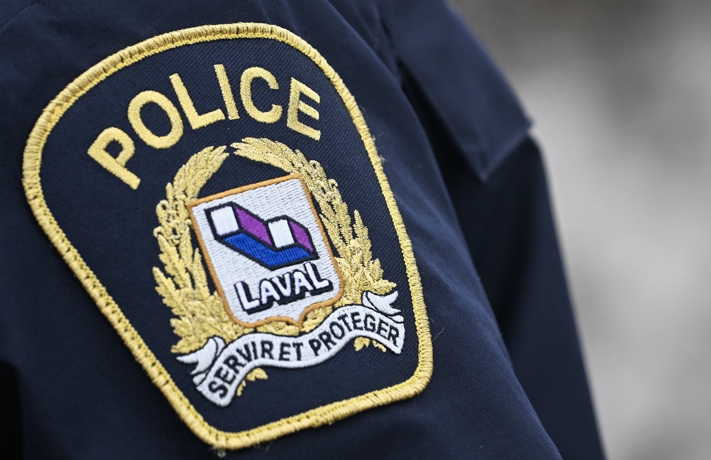 Deux véhicules entrent en collision à Laval et causent un autre accident