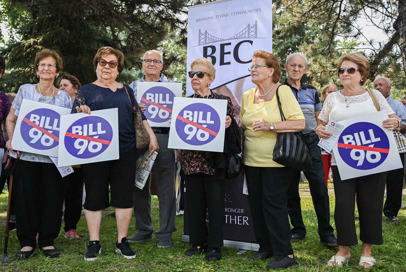 Des dizaines de gens ont manifesté contre la loi 96 devant l'hôpital Santa Cabrini
