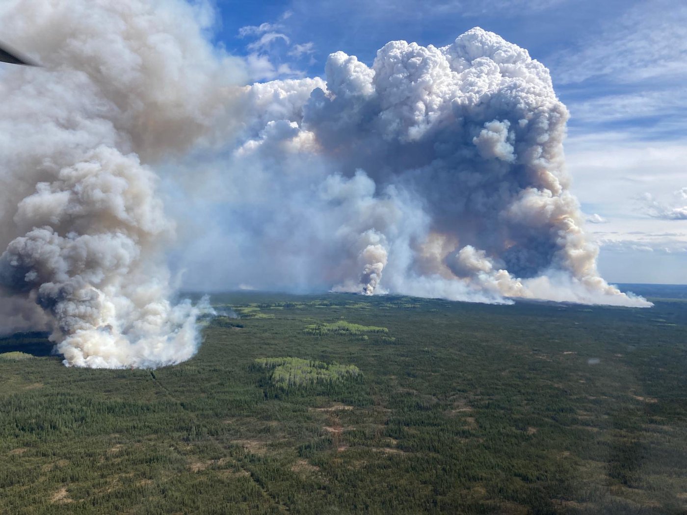 C.-B.: Les pompiers combattent un incendie dans un ancien parc forestier
