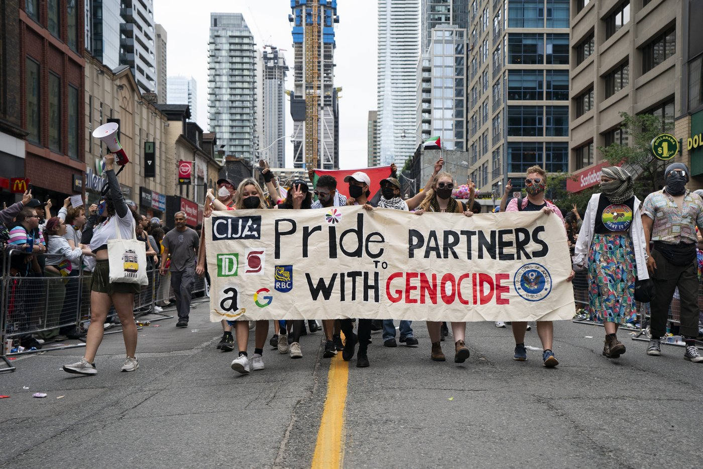 Le défilé de la Fierté de Toronto perturbé par une manifestation: le directeur «déçu»