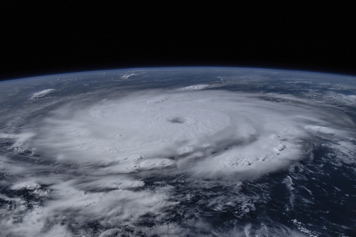 Les Canadiens se démènent pour échapper à un ouragan qui se dirige vers la Jamaïque