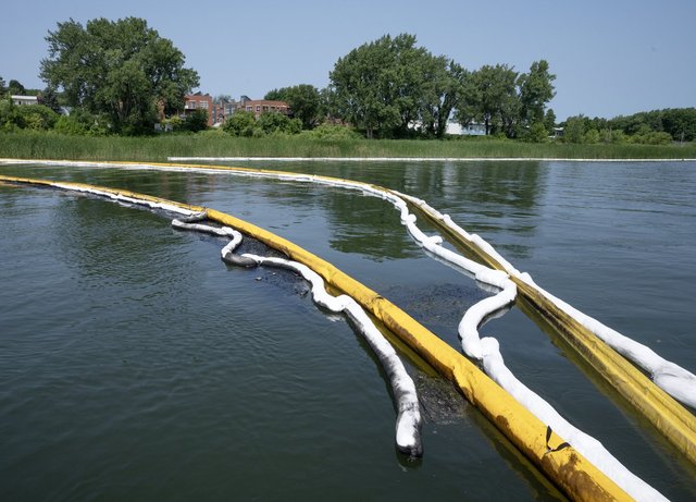 Les travaux se poursuivent pour nettoyer la nappe d'huile à Pointe-aux-Trembles
