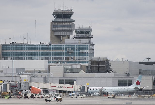 Des militants écologistes perturbent à nouveau l’accès à l’Aéroport