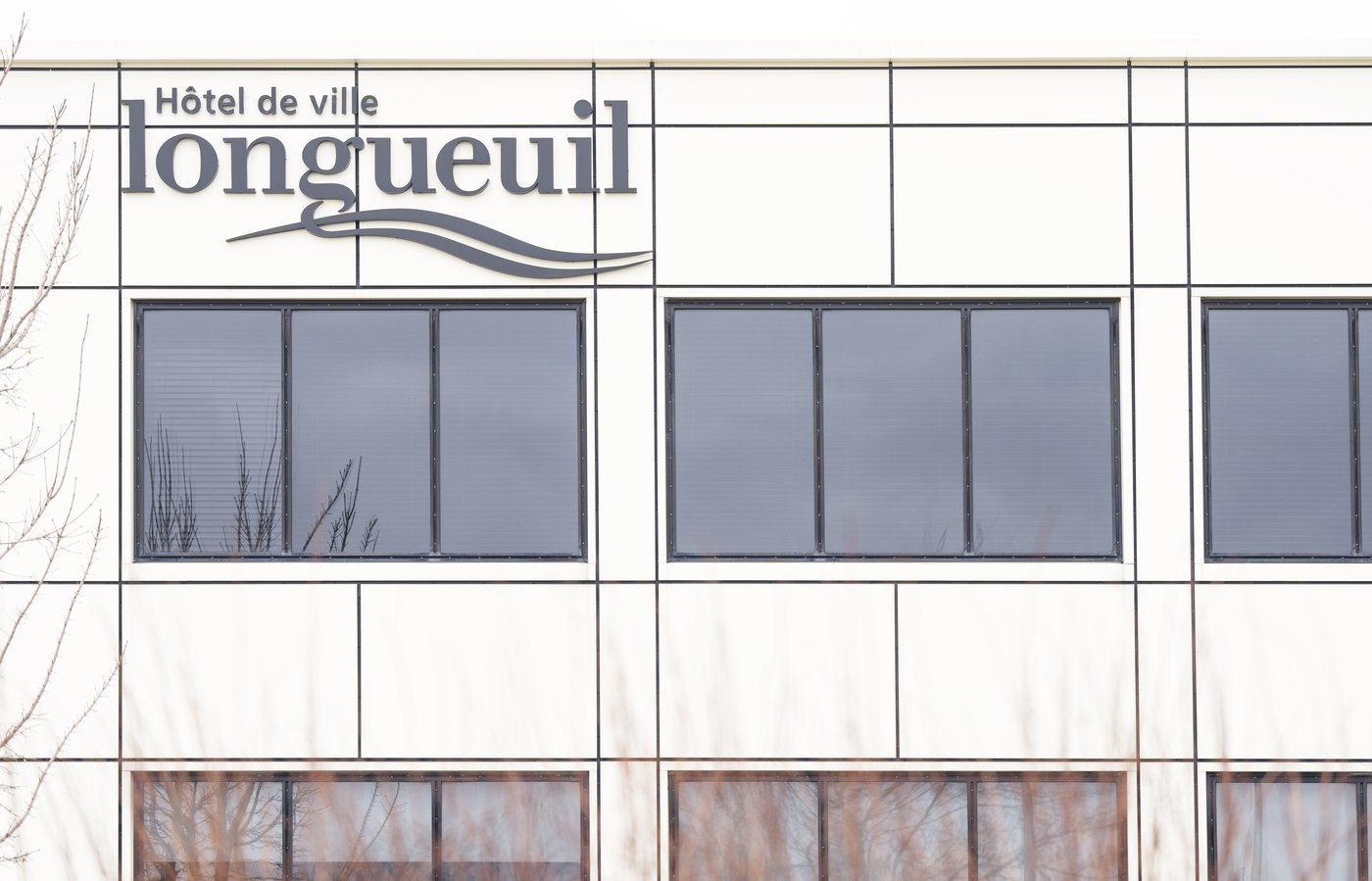 Cols blancs, brigadiers et policiers de Longueuil: au tour de la Ville d'entériner