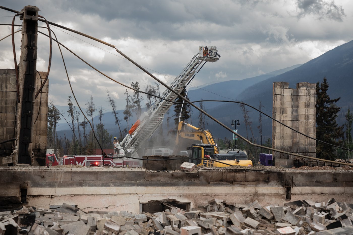 Le roi Charles «profondément attristé» par les feux dans le parc national Jasper