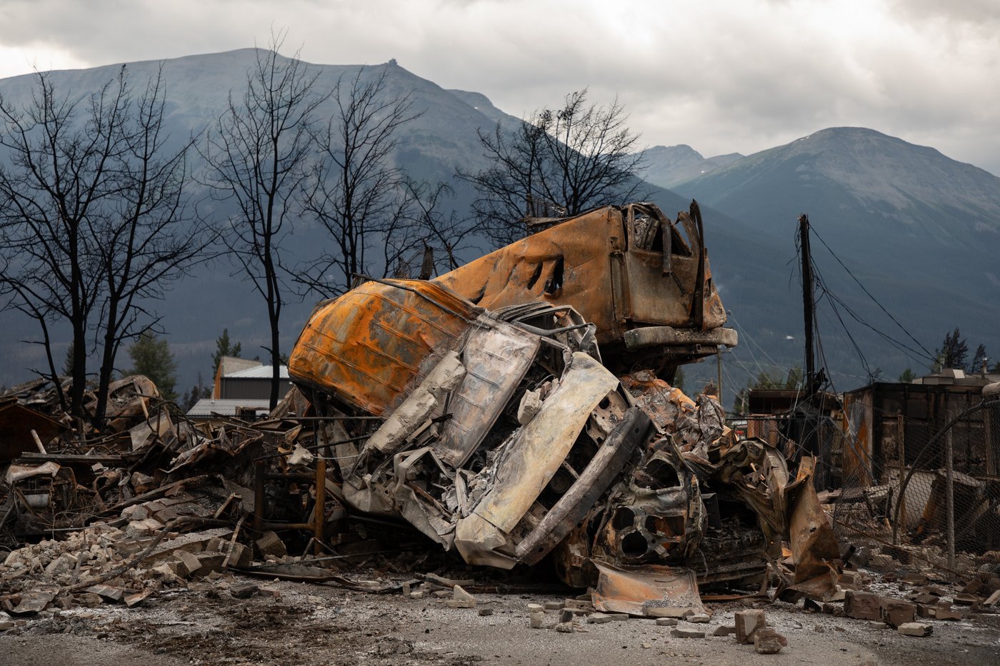 Feux de forêt: le temps frais et humide aide les pompiers à Jasper