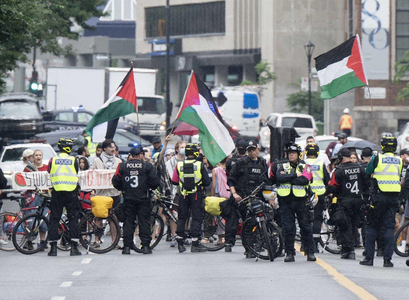 La police effectue une arrestation à une manifestation propalestinienne à Montréal