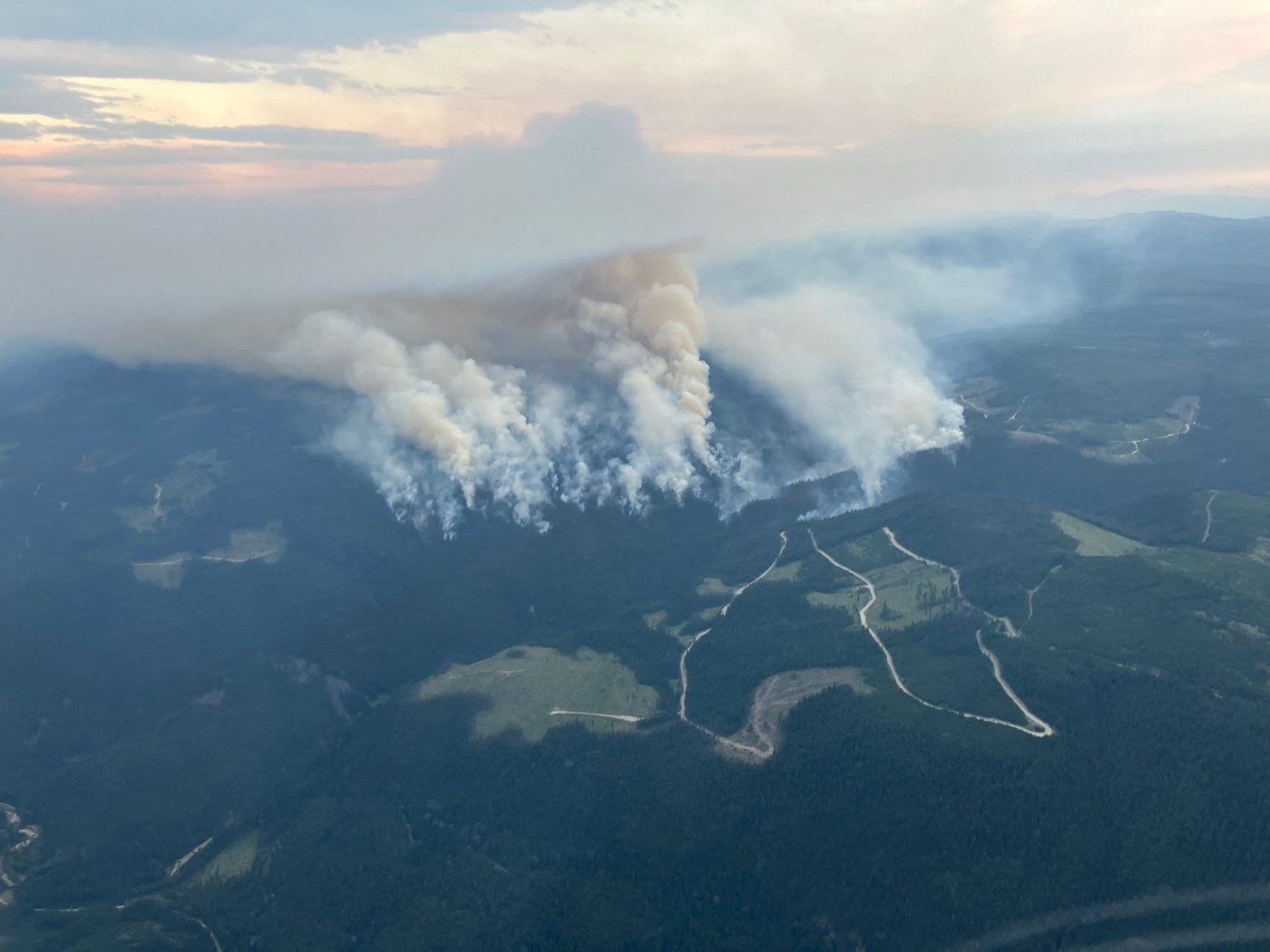 Les incendies forcent l'évacuation de Slocan dans le Central Kootenay en C.-B.