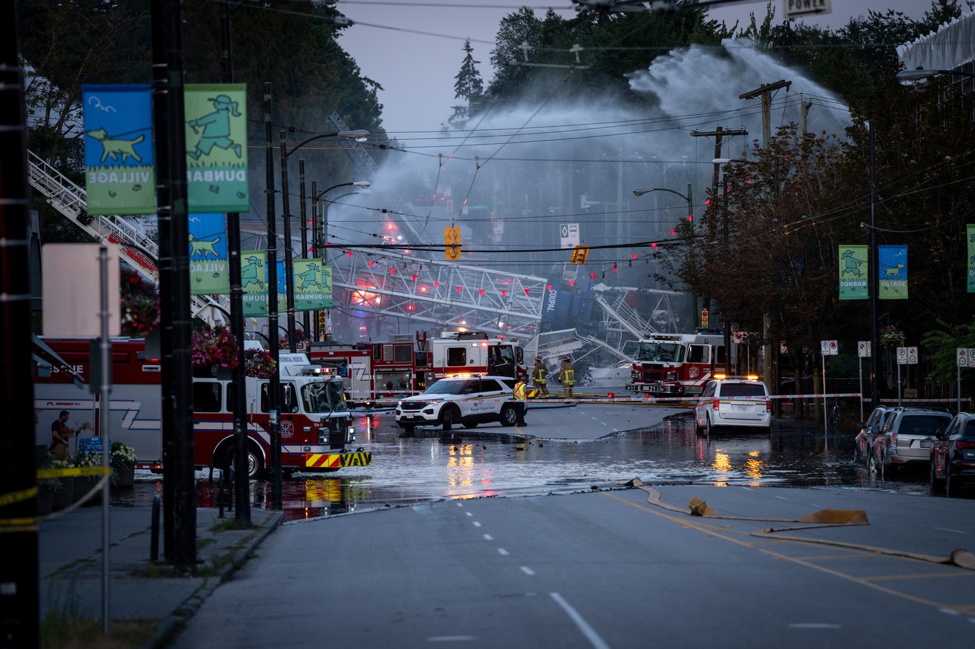 Une grue s'effondre à Vancouver alors que les pompiers combattent plusieurs incendies
