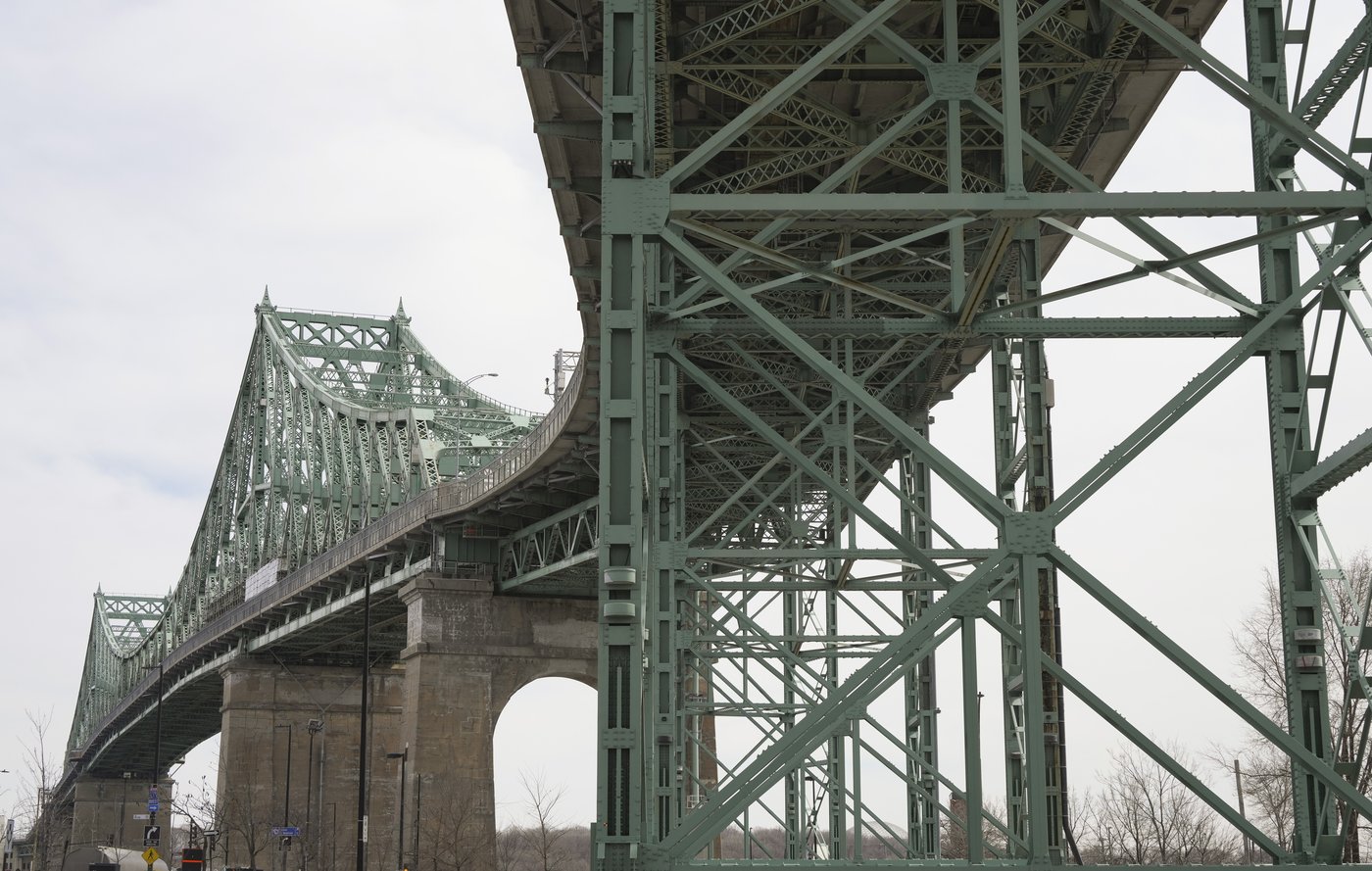 Une importante fuite d'eau est en cours à Montréal près du pont Jacques-Cartier