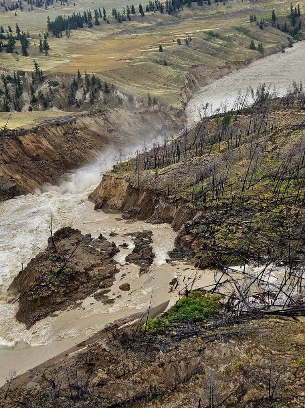 C.-B.: Le glissement de terrain et des inondations endommagent des sites autochtones