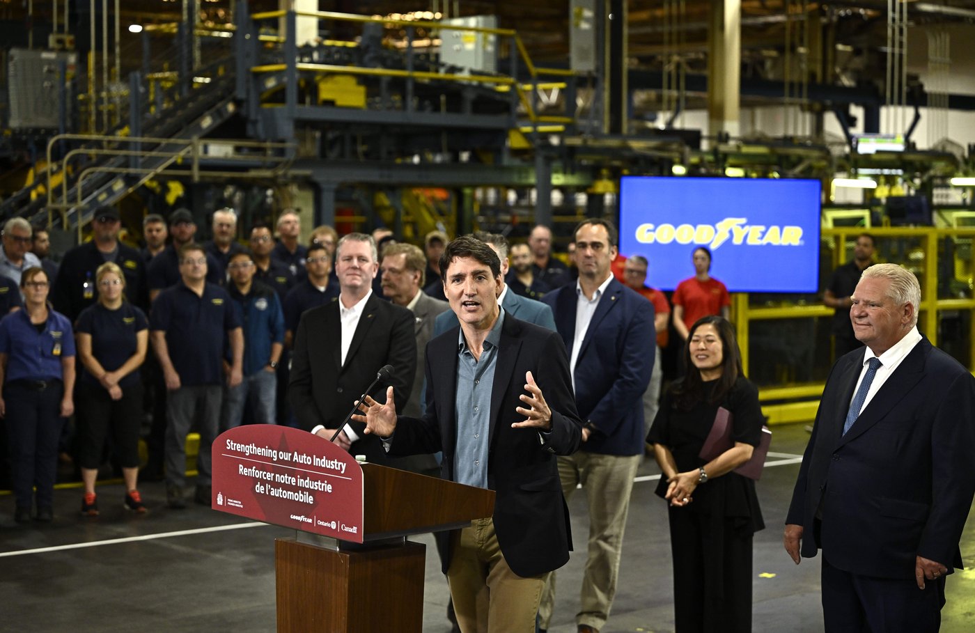 Poilievre «découvre tout à coup» l'industrie des véhicules électriques, selon Trudeau