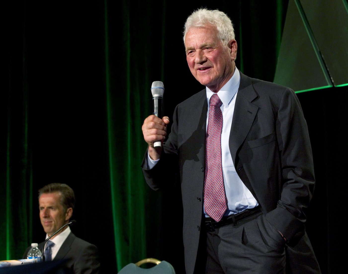 Frank Stronach dit que les accusations contre lui sont motivées par l'argent