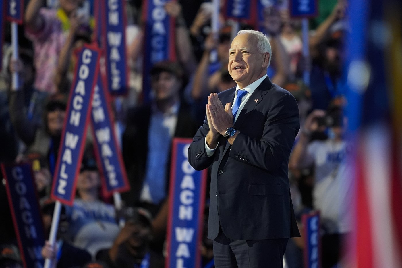«La bonne équipe»: Tim Walz fait valoir ses origines du Midwest lors de sa nomination