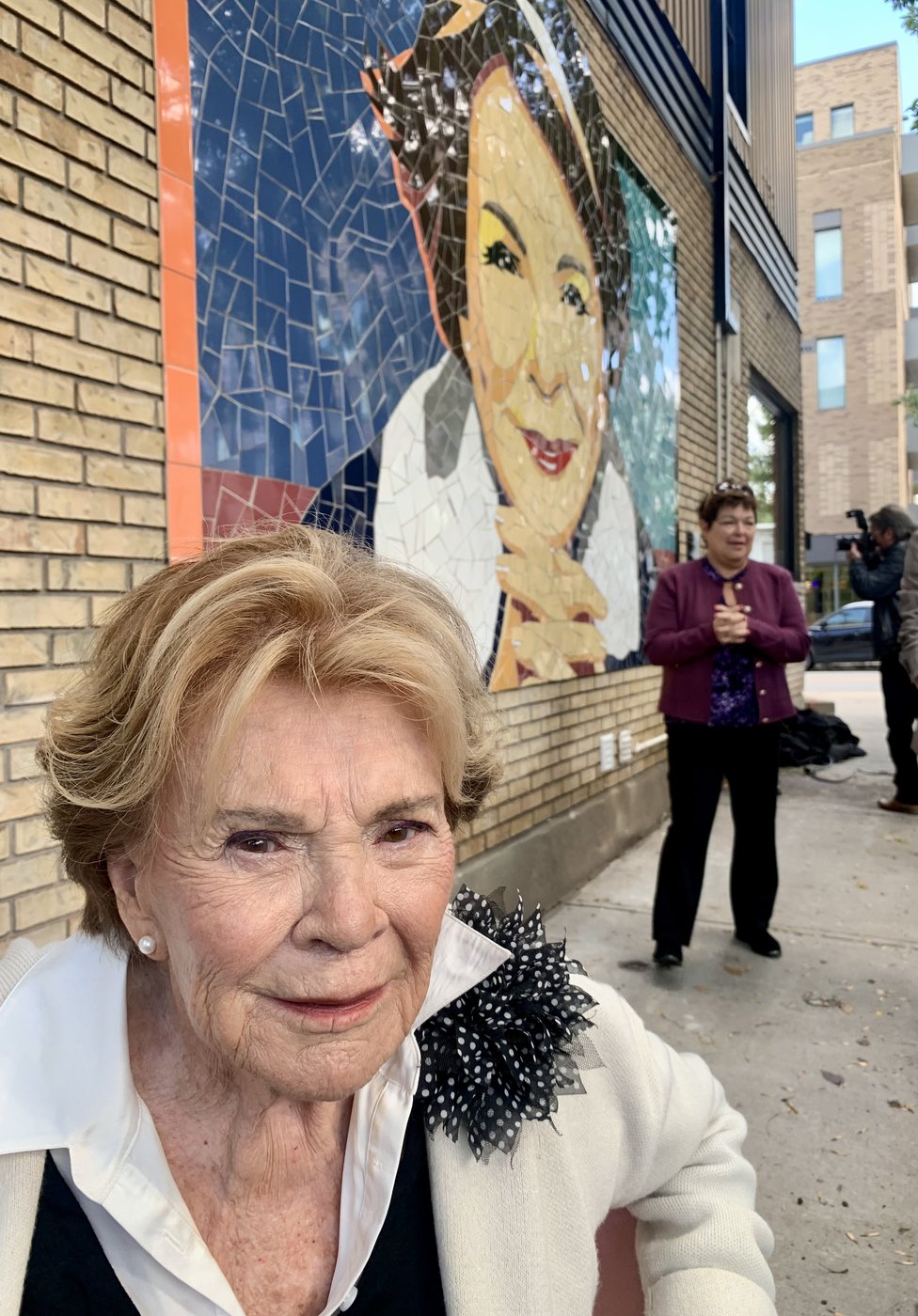 Janette Bertrand assiste avec émotion au dévoilement d'une murale lui rendant hommage