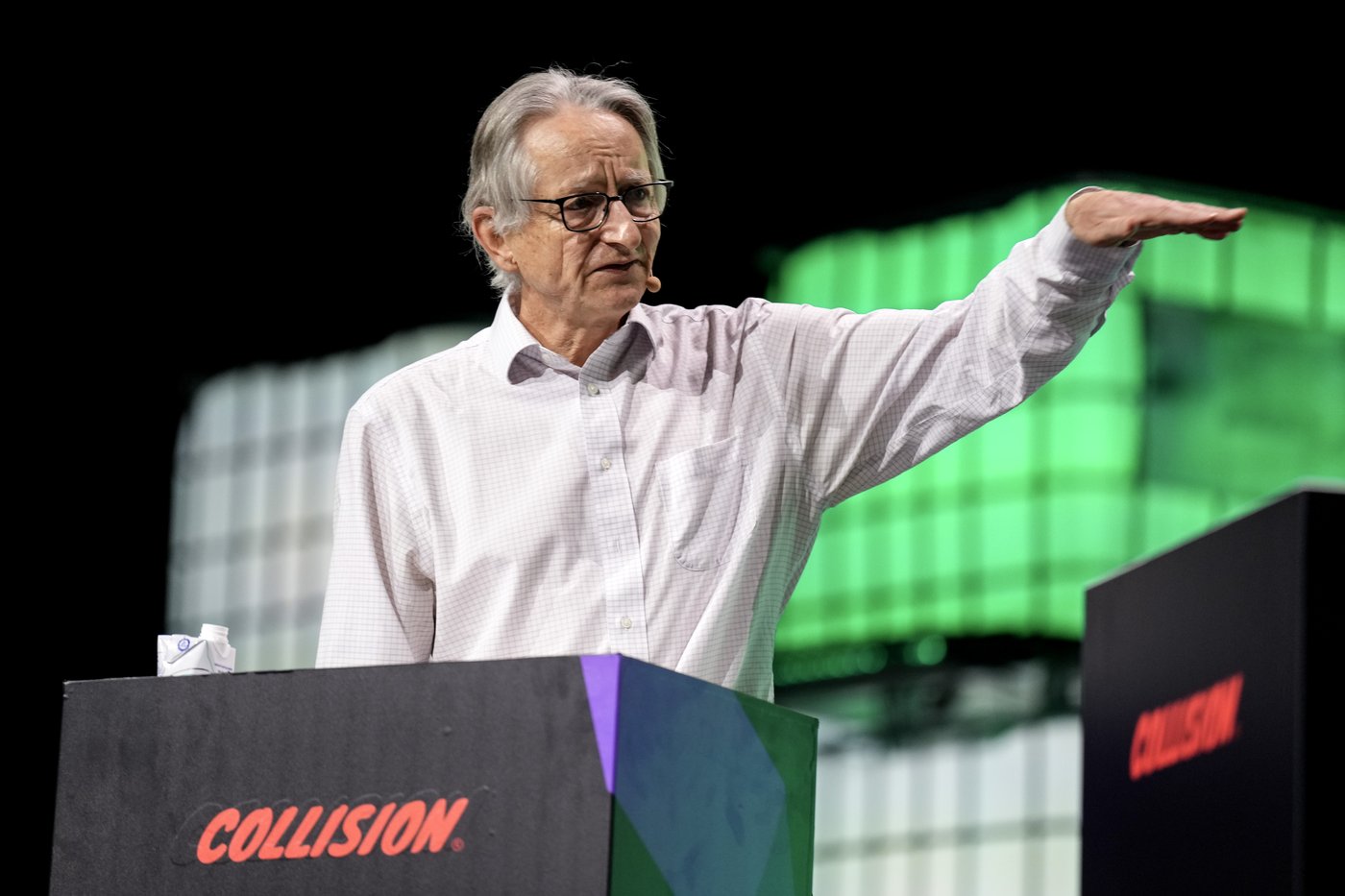Le nobéliste Geoffrey Hinton donne la moitié de ses gains à un organisme autochtone