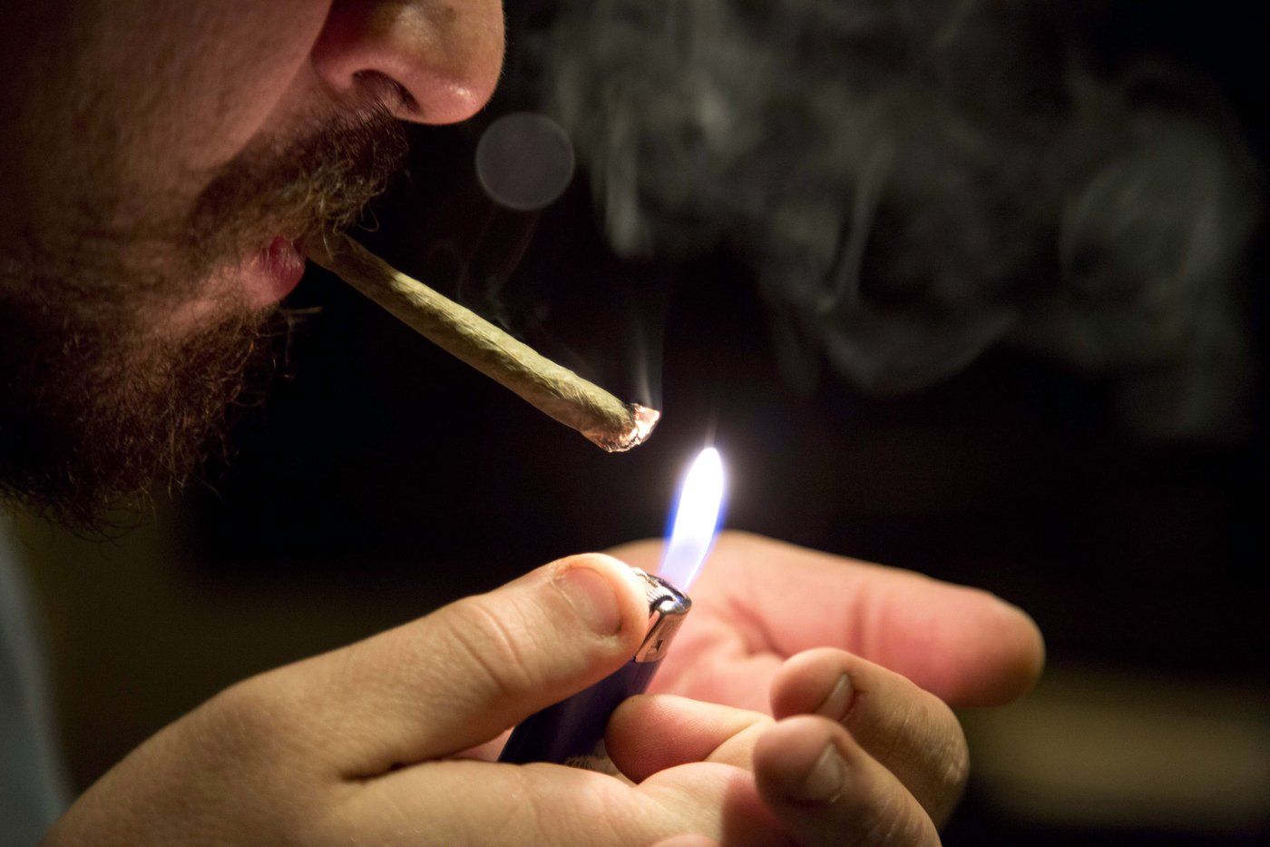Pour traiter leur insomnie, 16 % des Canadiens s'automédicamentent avec du cannabis