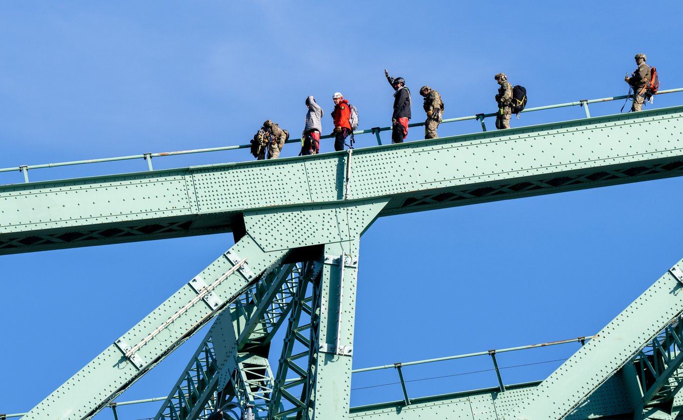 Les écologistes qui ont escaladé le pont Jacques-Cartier sont accusés