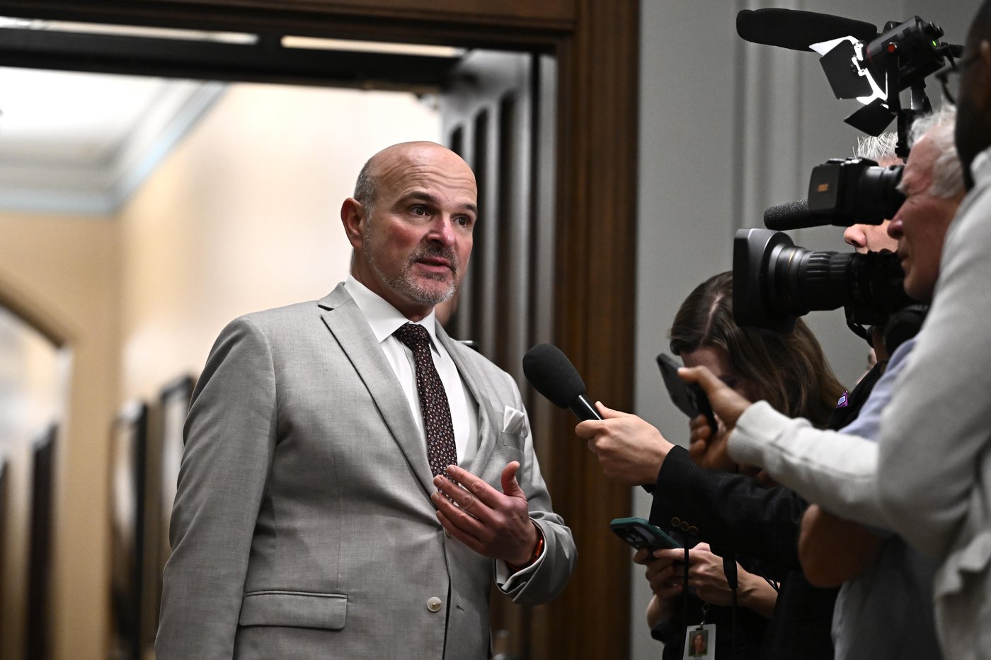 L'ancienne entreprise de Randy Boissonnault suspendue des marchés publics fédéraux