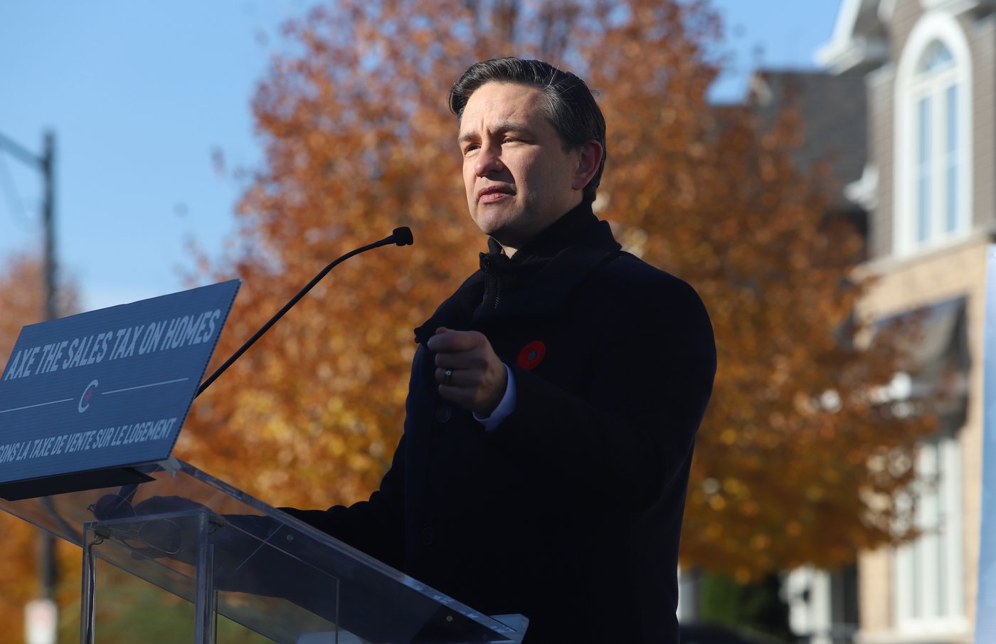 Des militants de Greenpeace manifestent devant la résidence de Pierre Poilievre