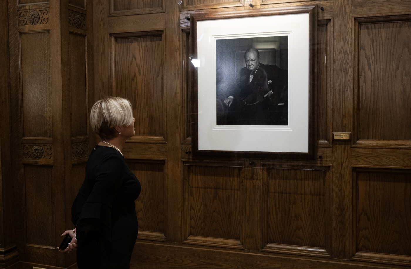Un célèbre portrait de Winston Churchill revient à Ottawa après un vol