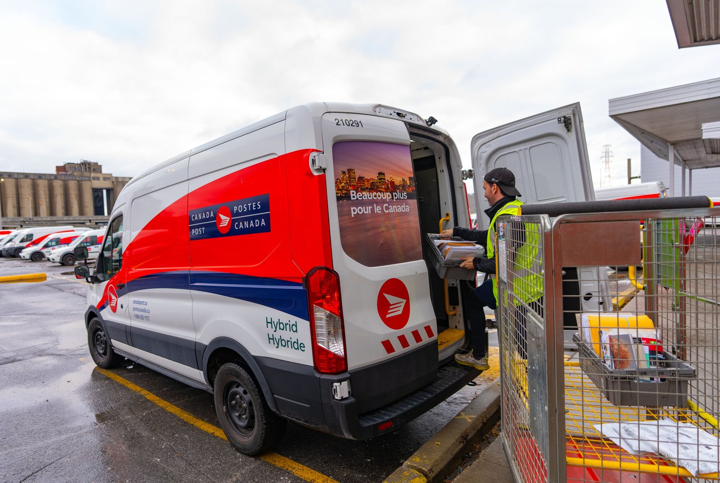 Postes Canada recommence à accepter le courrier commercial