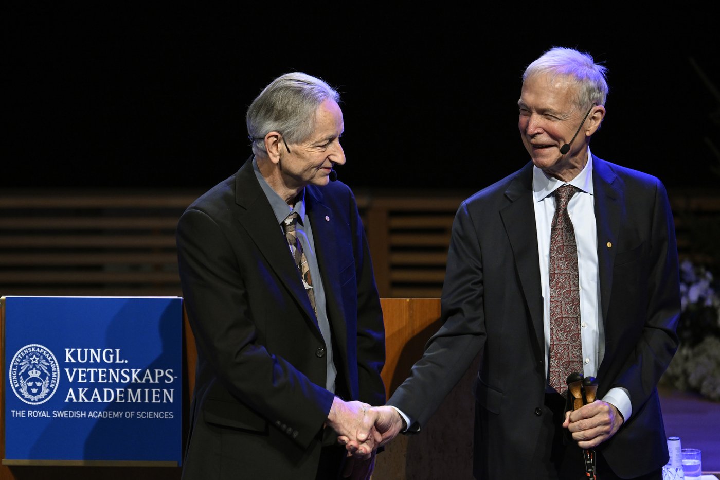 Le Nobel de physique remis au pionnier de l'intelligence artificielle Geoffrey Hinton