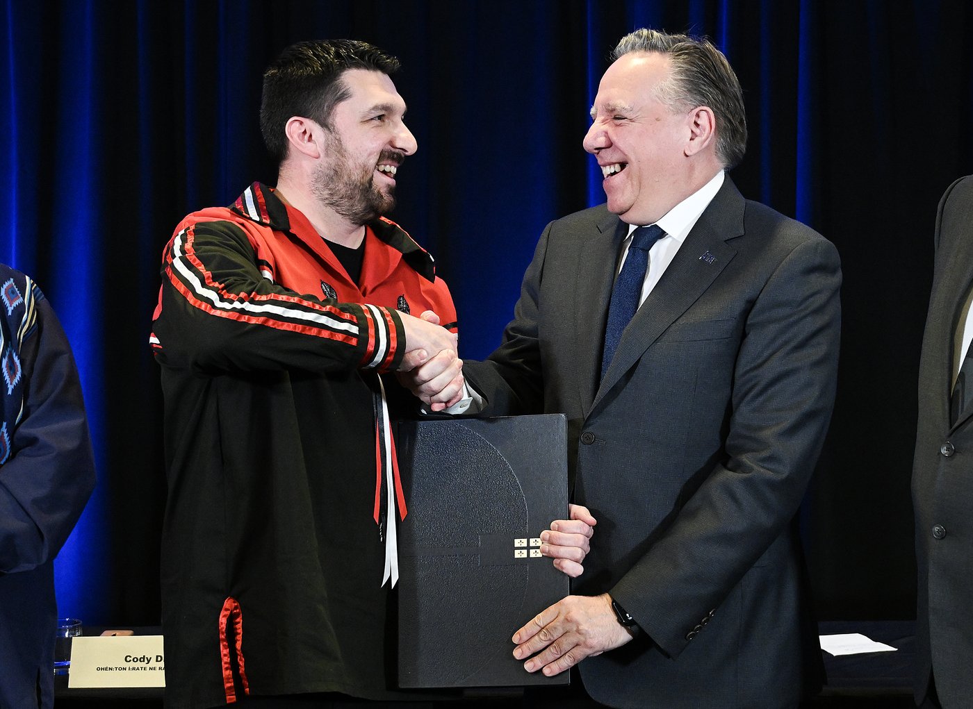 François Legault et le chef Cody Diabo signent une déclaration de respect mutuel