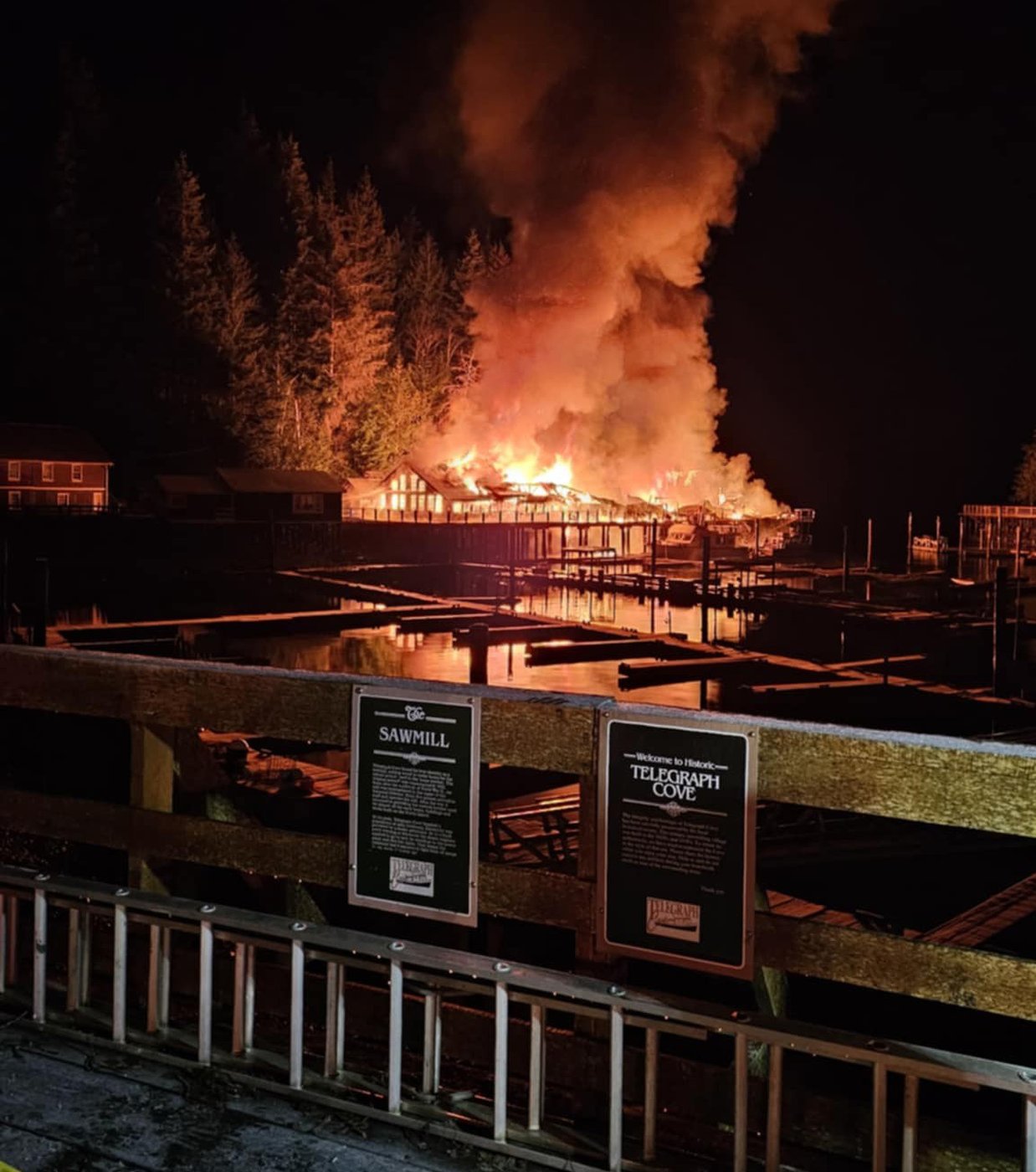 Un incendie ravage la promenade de Telegraph Cove sur l'île de Vancouver