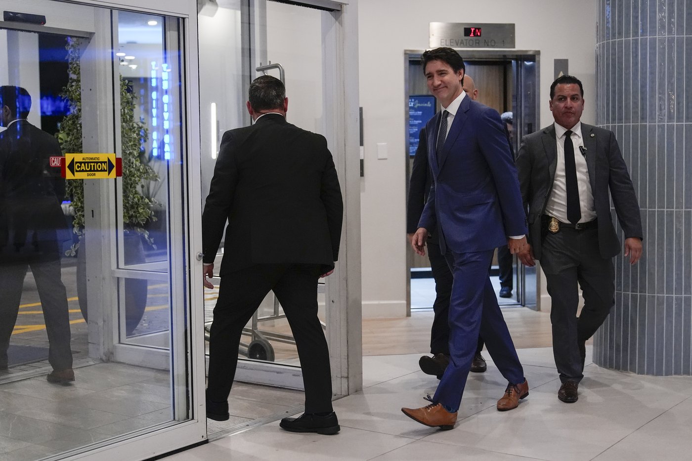 Tarifs: des experts estiment qu'Ottawa aurait pu tenir tête à Donald Trump