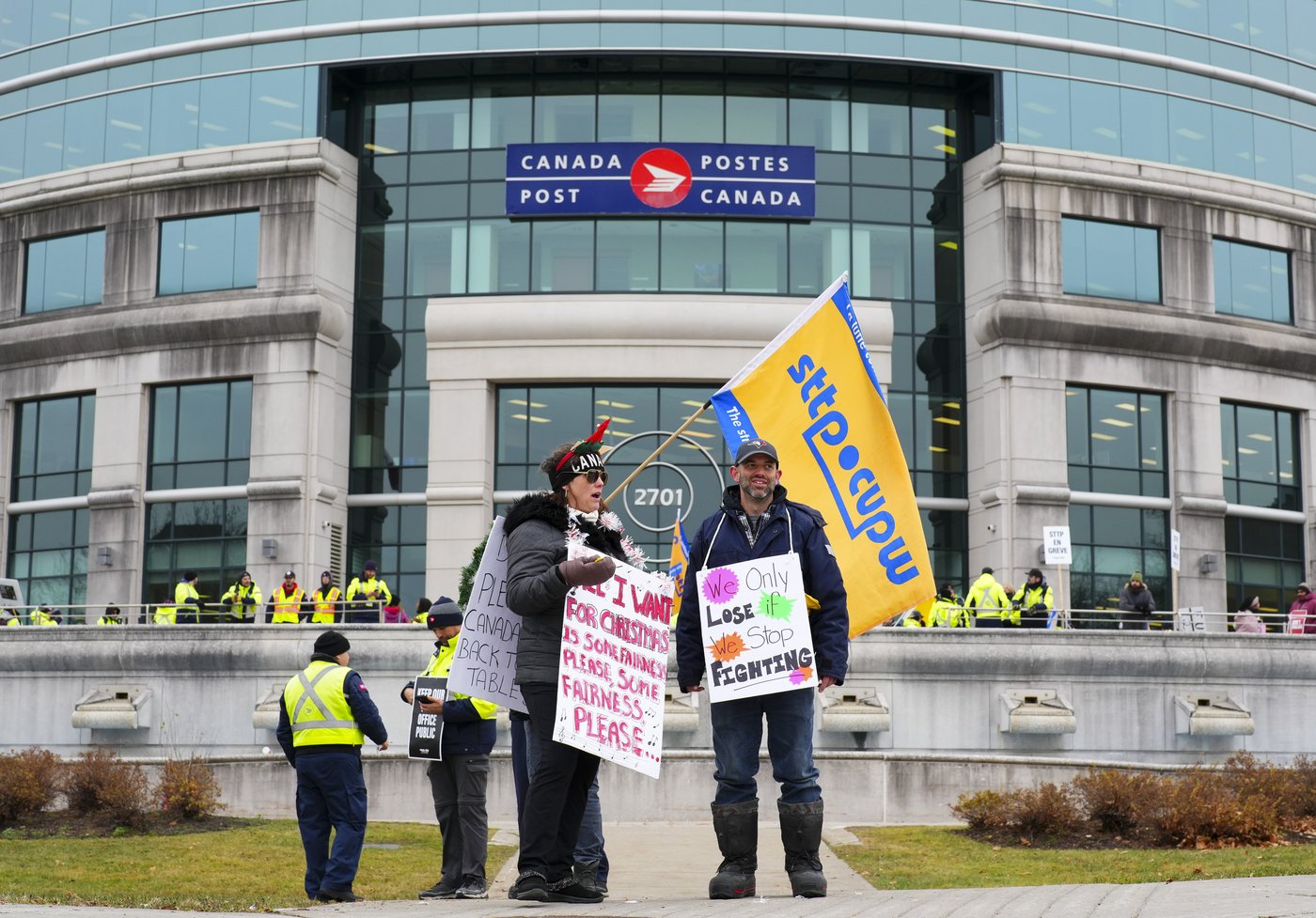 Grève de Postes Canada: la pression monte sur le fédéral pour qu’il intervienne